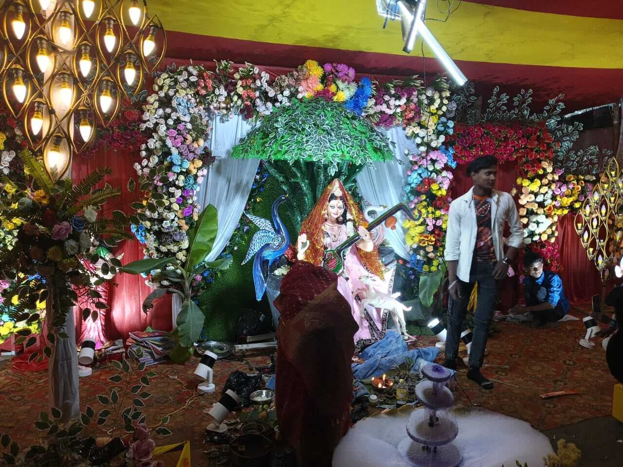 पूजा- अर्चना के लिए उमड़ी श्रद्धालुओं की भीड़