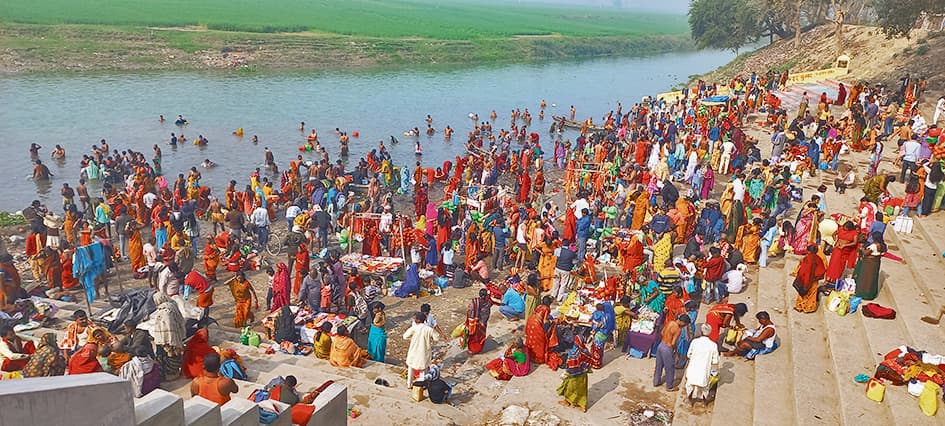 Begusarai News : स्नान के लिए झमटिया गंगा घाट पर उमड़ी भारी भीड़