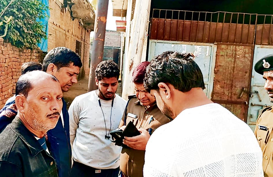 Buxar News: घर का दरवाजा तोड़कर चोरों ने नकद समेत चुराया लाखों का सामान