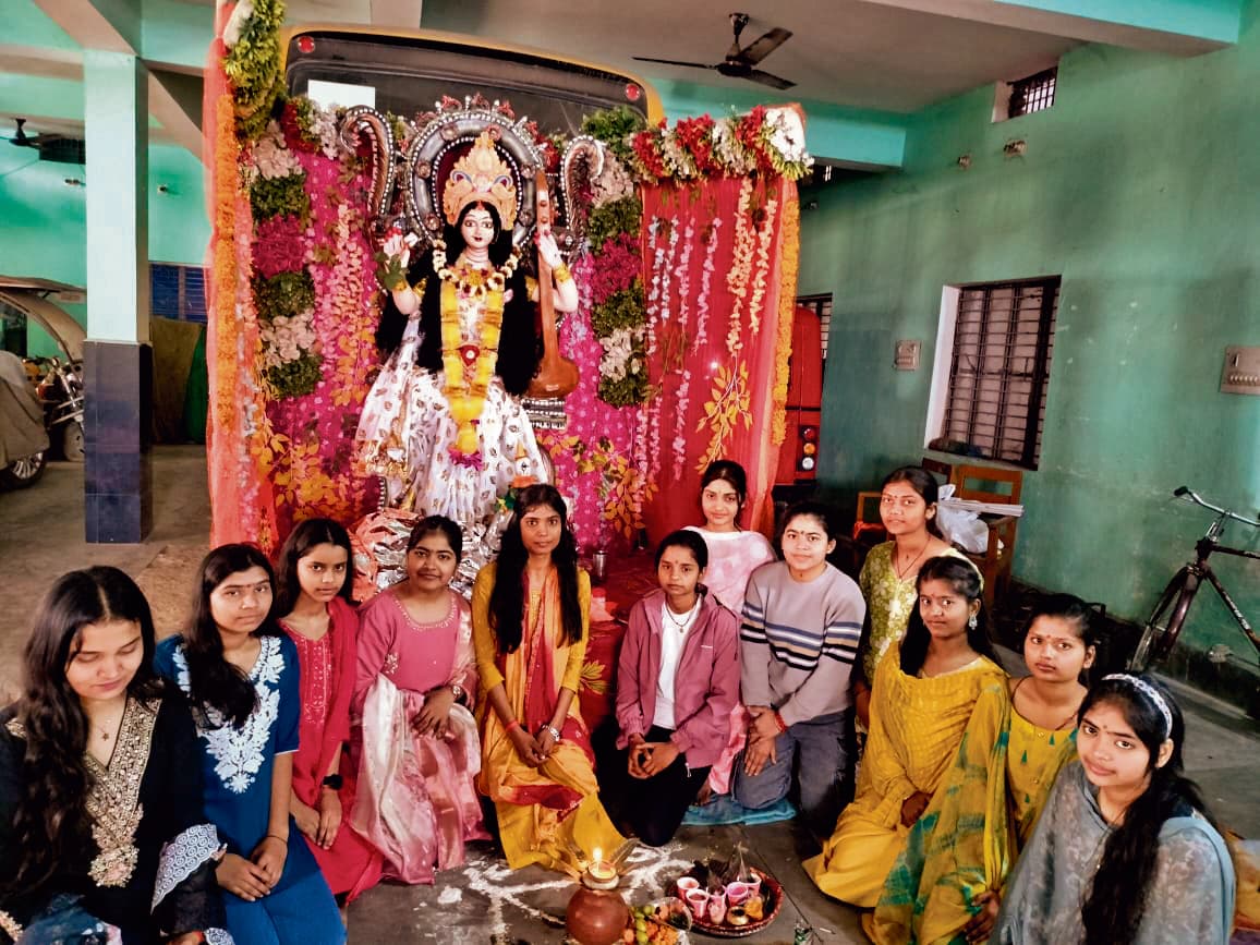 Buxar News: मां शारदे से मांगा विद्या व बुद्धि का आशीर्वादछात्र-छात्राओं में दिखी असीम श्रद्धा-भक्ति