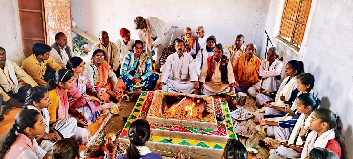 Buxar News: मणिया विद्यालय की सात छात्राओं ने धारण किया जनेऊ