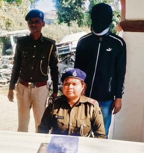 Gopalganj News  : मीरगंज में देसी पिस्टल व कारतूस के साथ युवक गिरफ्तार, दो साथी फरार