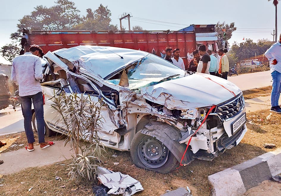 टायर फटने से अनियंत्रित हुए कंटेनर ने कार में मारी टक्कर, बाल-बाल बचे सवार