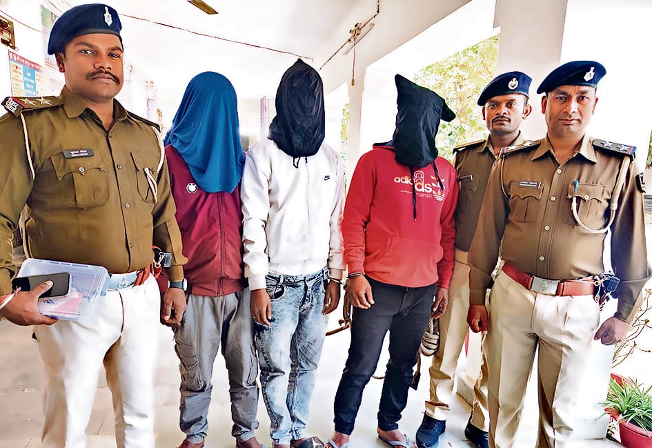 हथियार के साथ तीन बदमाश गिरफ्तार, भेजे गये जेल