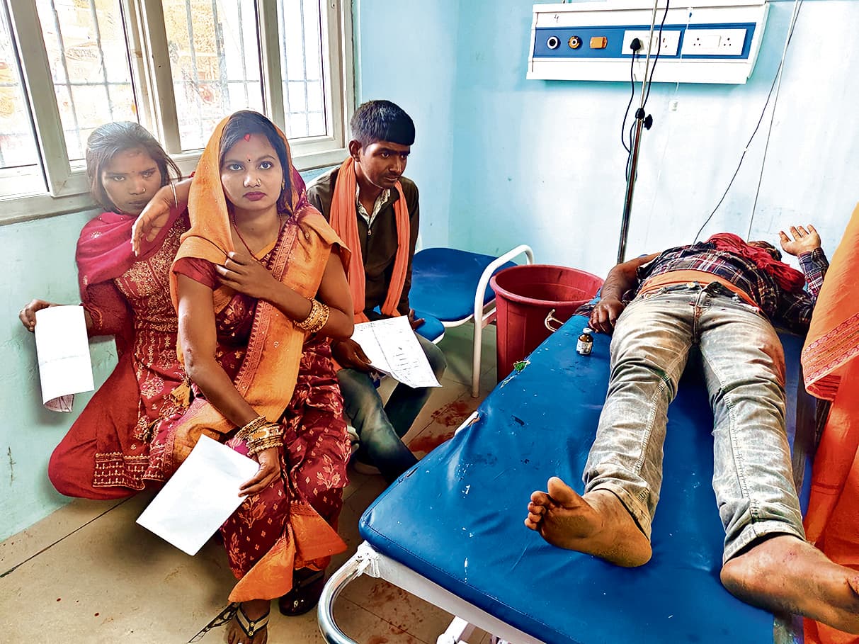 सवारी से भरा मैजिक वाहन पलटा महिला व बच्चे समेत दो दर्जन जख्मी