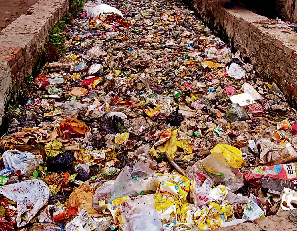 Chapra News : प्रतिबंध के बावजूद हो रहा पॉलीथिन का उपयोग, जाम हो रहे नाले