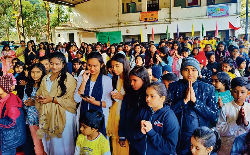 Gopalganj News  : मां शारदे से मांगा विद्या व बुद्धि का आशीर्वाद, श्रद्धालुओं ने की आराधना