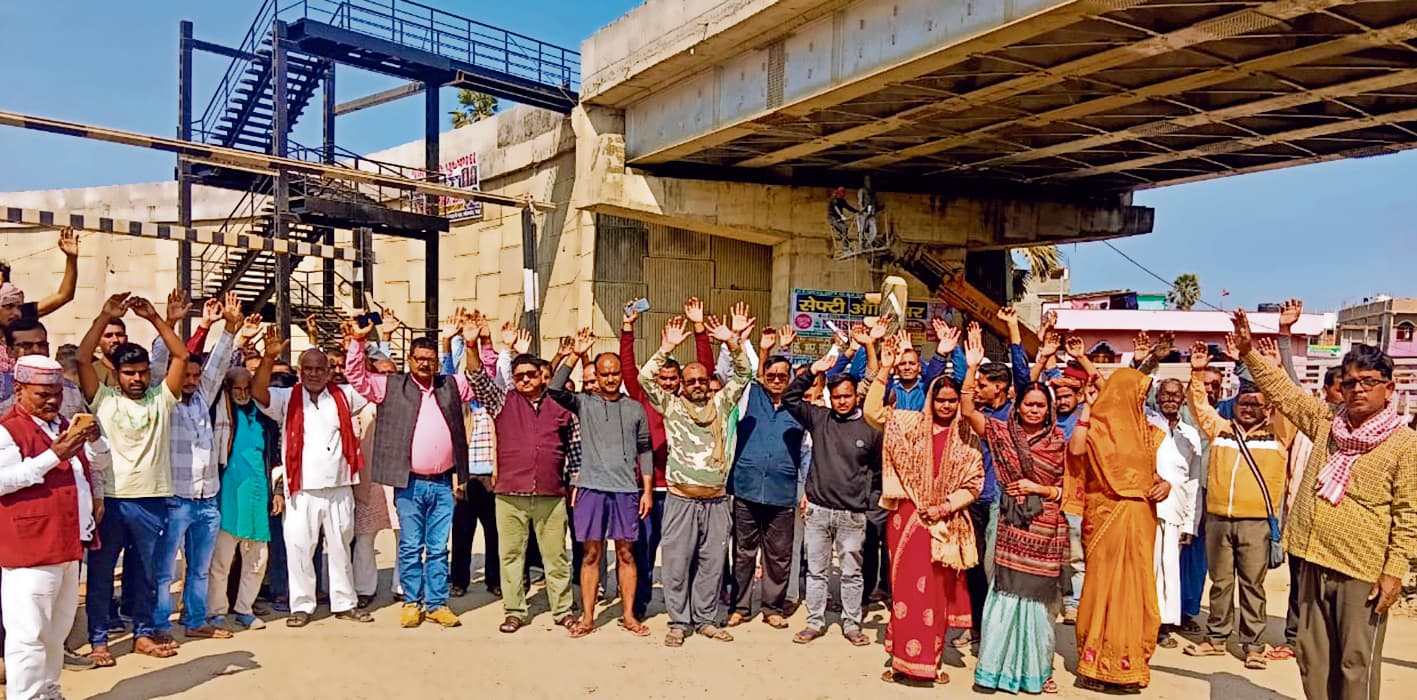 Chapra News : श्यामचक रेलवे ढाला बंद किये जाने की सूचना पर ग्रामीणों ने किया प्रदर्शन