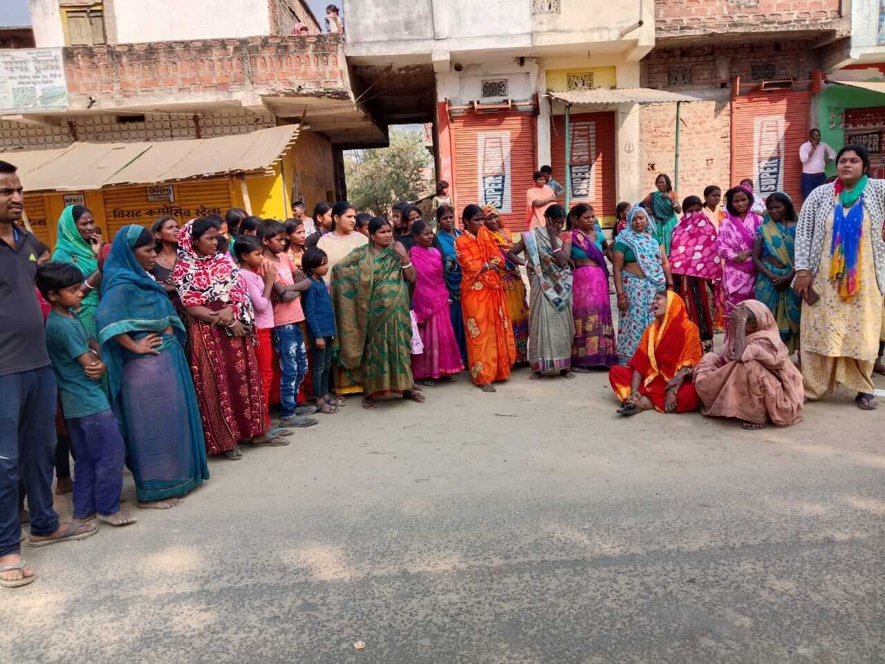 चलती बस से गिरा किसान, कुचलने से हुई मौत, लोगों ने जाम की सड़क