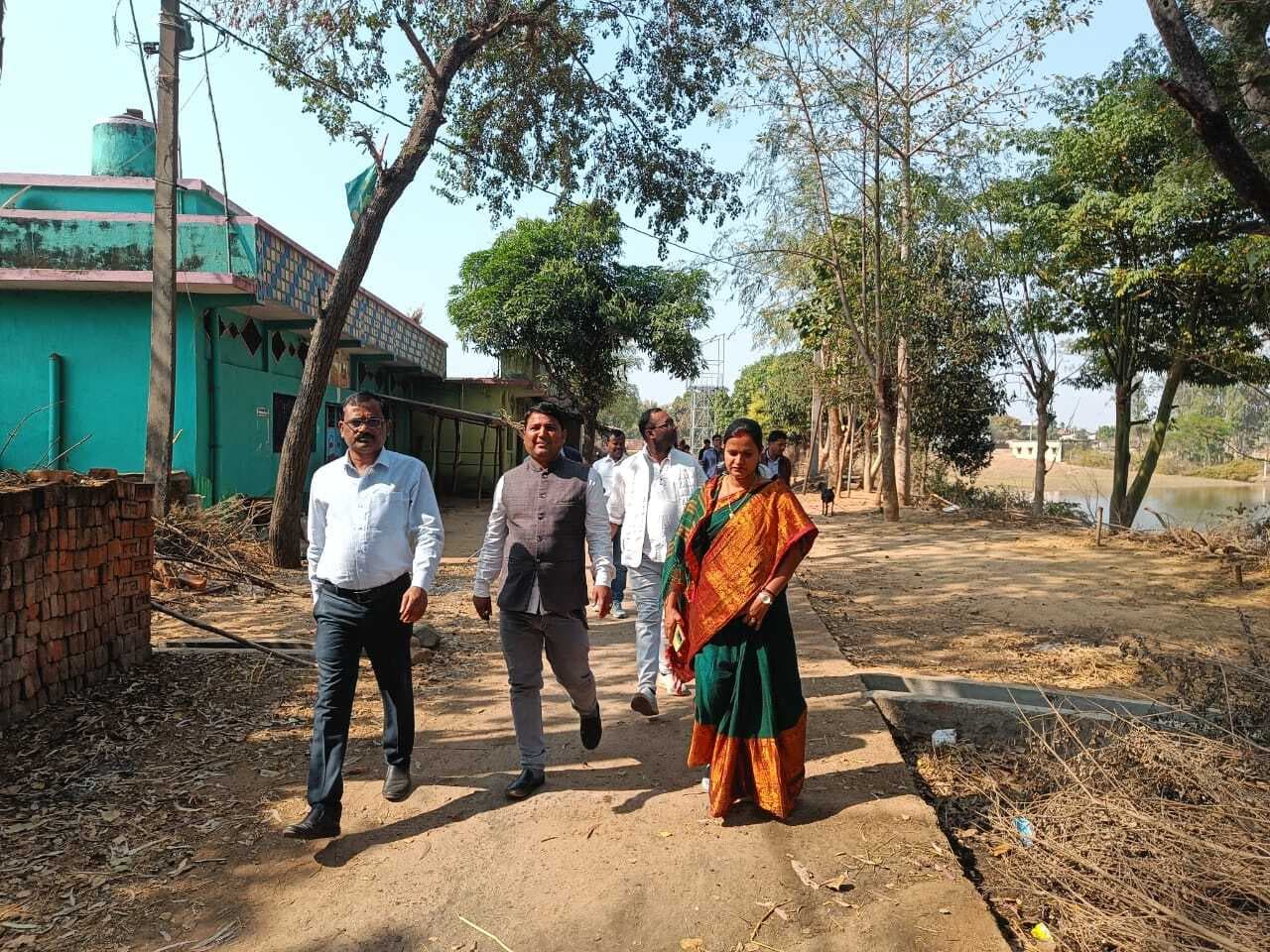 Giridih News :अधिकारियों ने की नल जल योजना की जांच