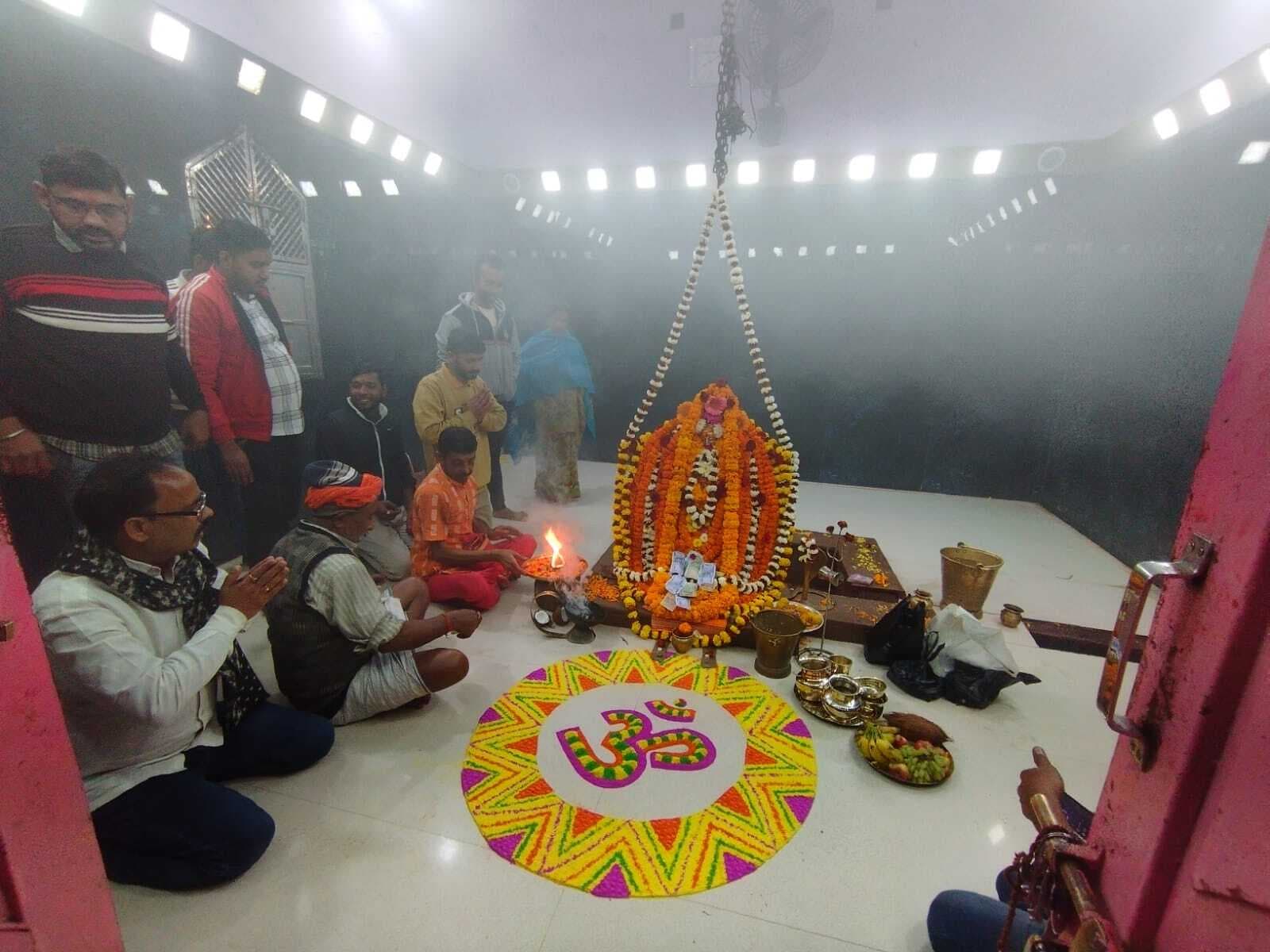 बाबा रत्नेश्वरनाथ का चढ़ा तिलक, पंडा समाज ने की पूजा-अर्चना