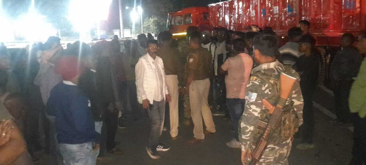 Seraikela News : चौका : ट्रेलर की चपेट में आने से बाइक सवार युवक की मौत