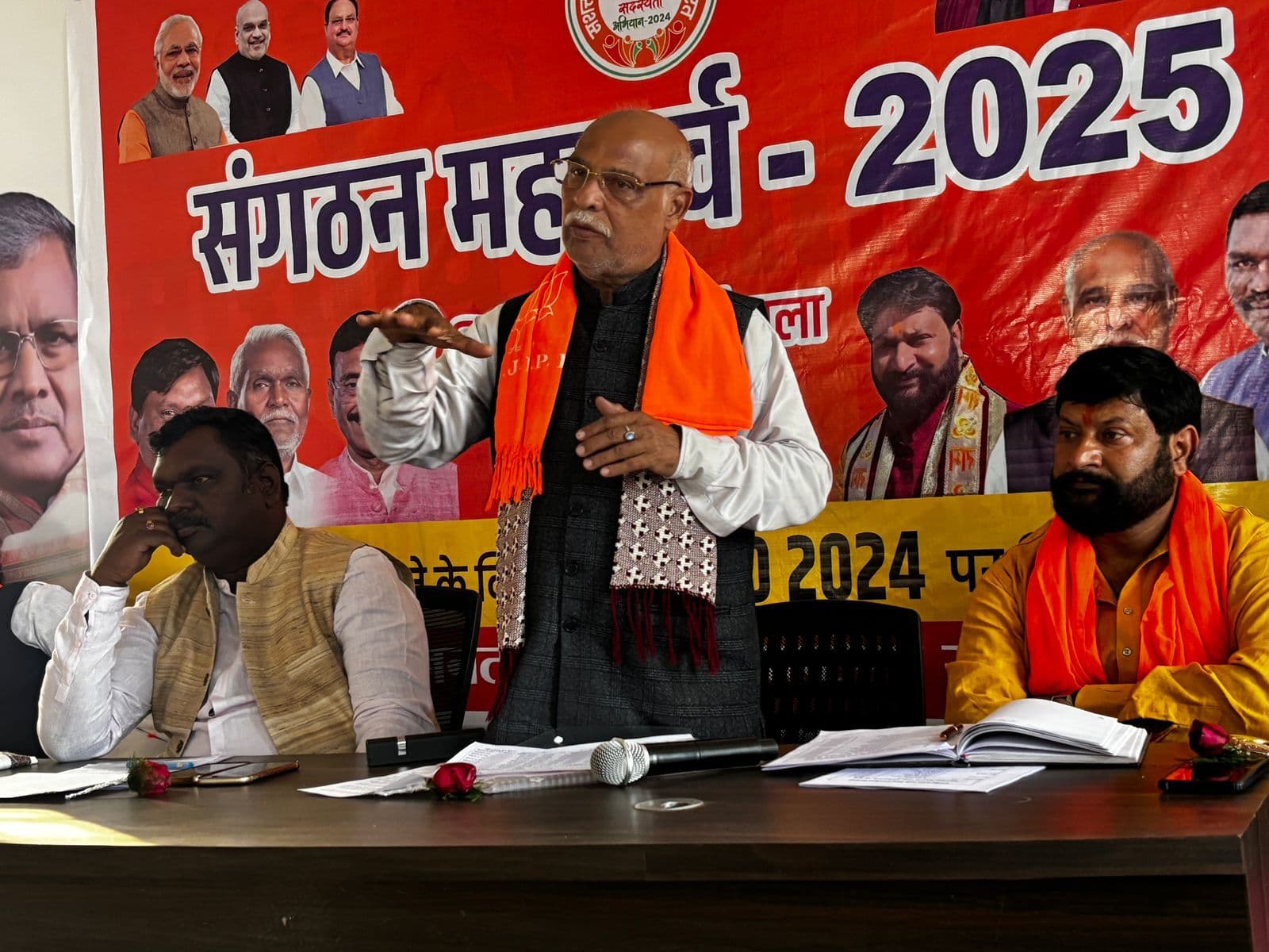 Seraikela News : चुनाव में हार से निराश न हों कार्यकर्ता, जन समस्याओं का समाधान करें : अमर