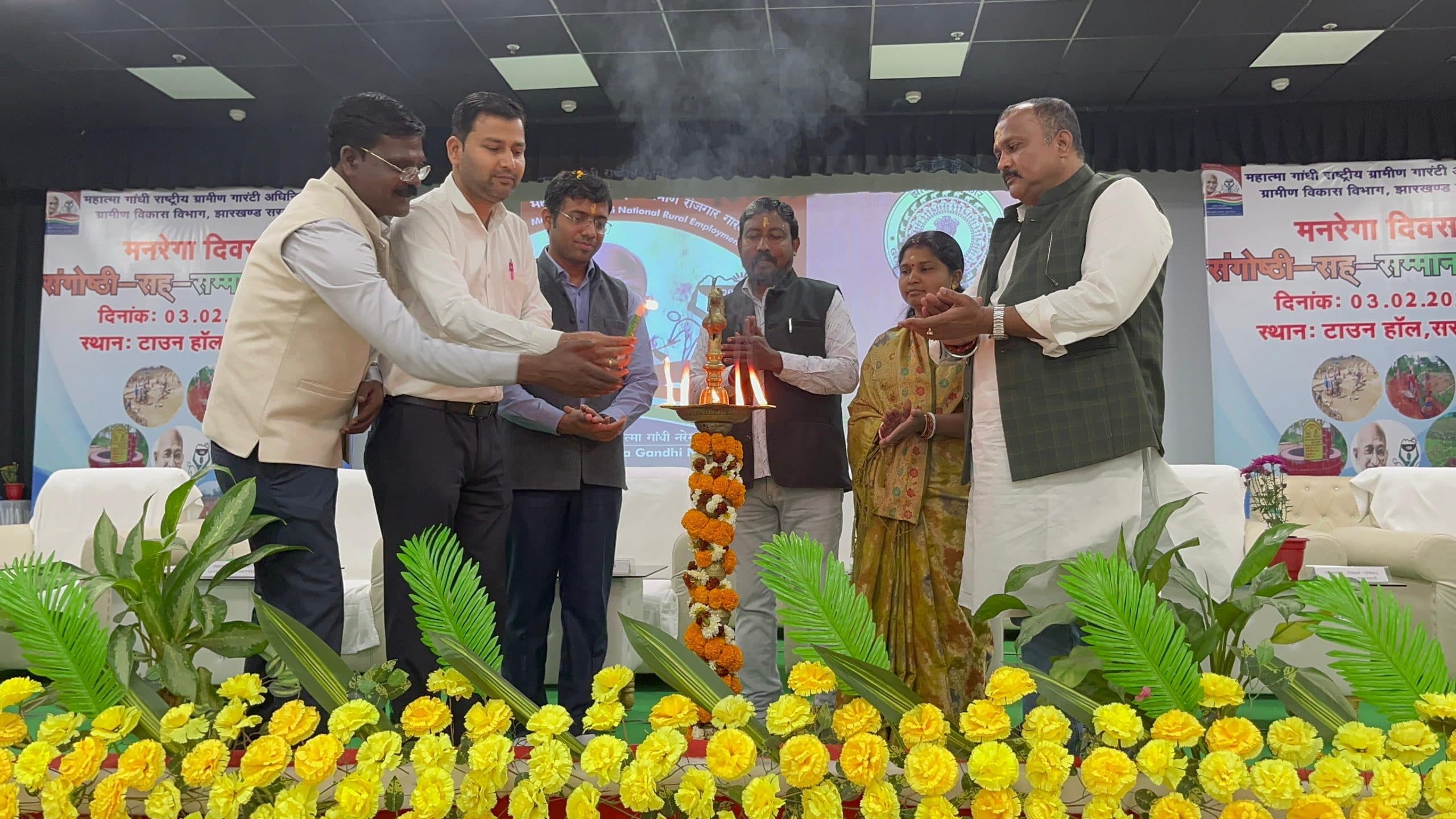 Seraikela News : मनरेगा से ग्रामीण क्षेत्र की अर्थव्यवस्था मजबूत करें : सोनाराम