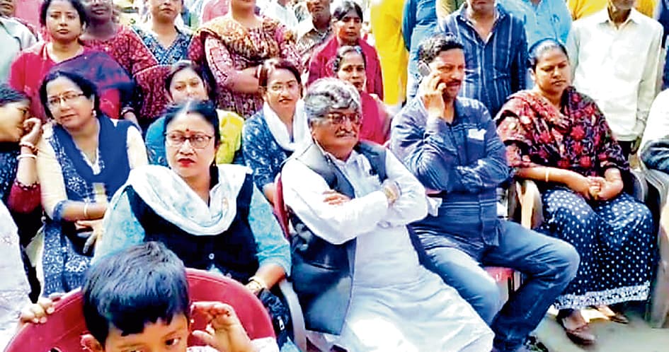 रेलवे क्वार्टर खाली करने के नोटिस के खिलाफ तृणमूल का जोरदार प्रदर्शन