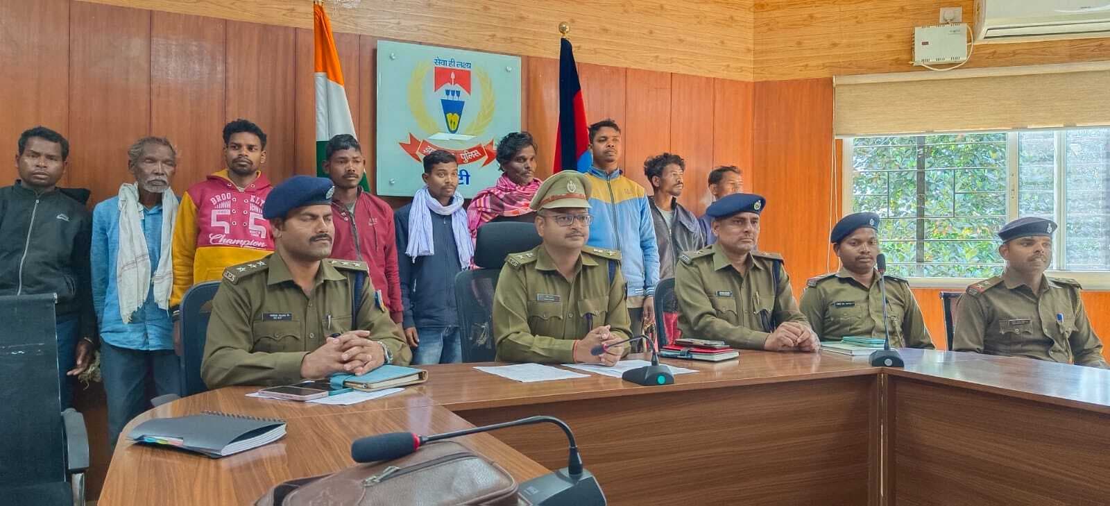 अफीम की खेती करते 11 धराये