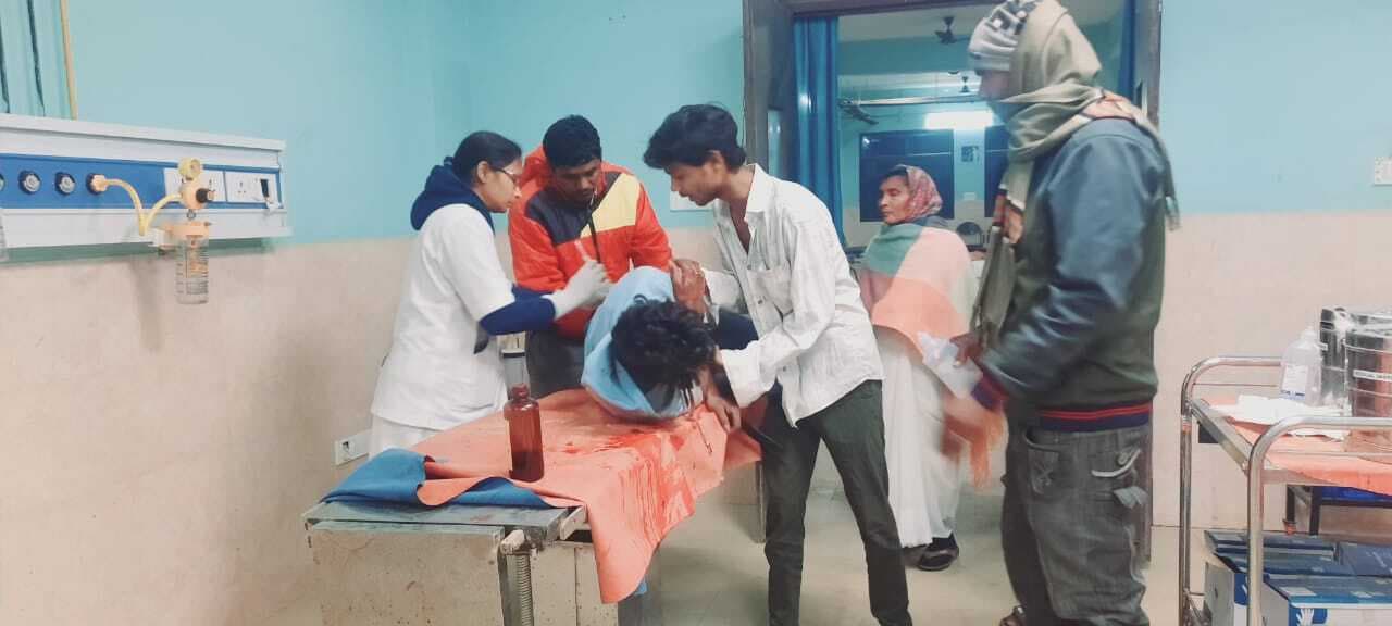 अनियंत्रित बाइक से गिरकर चालक गंभीर, रेफर