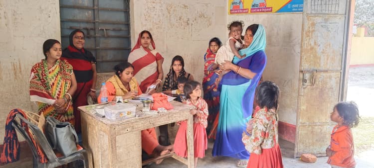 बच्चों, किशोरियों व गर्भवतियों का किया गया टीकाकरण