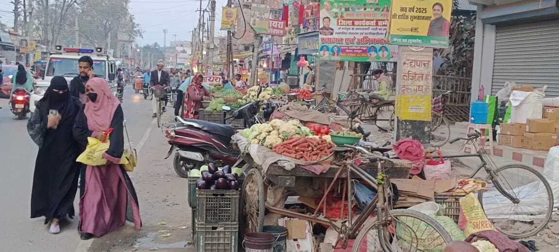 फुटपाथ पर सजती हैं दुकानें, राहगीर सड़क पर चलने को मजबूर