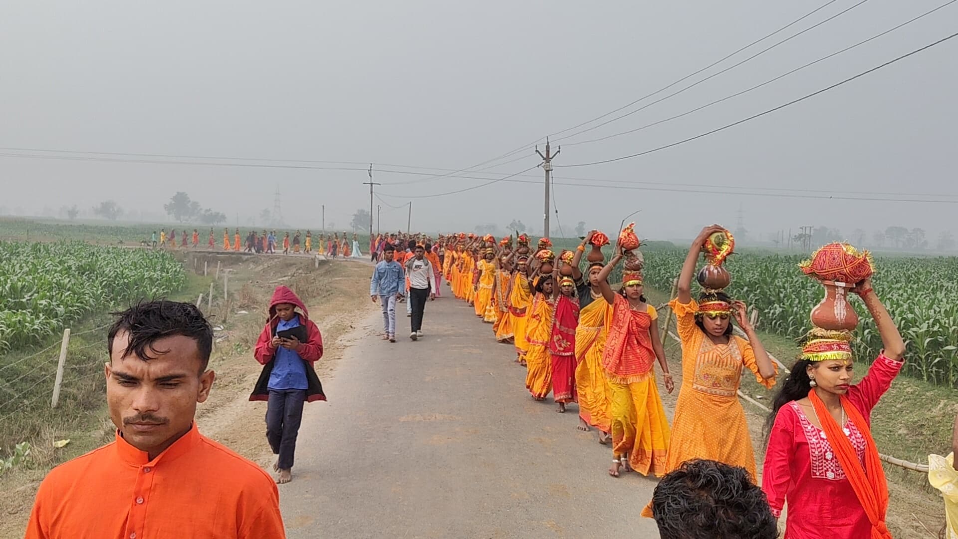 कलश शोभायात्रा में 201 महिलाएं व युवतियों ने भाग लिया