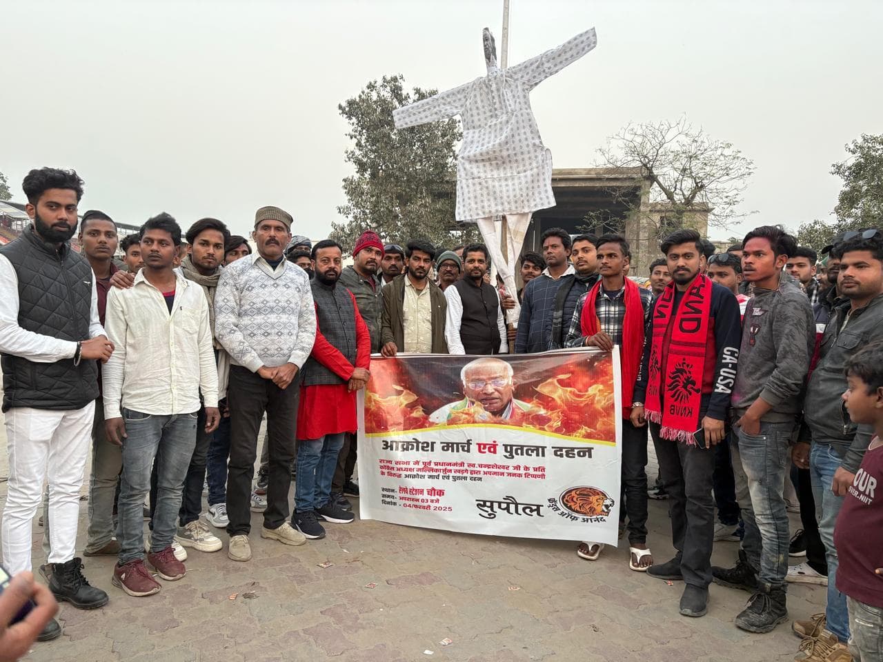 पूर्व पीएम चंद्रशेखर के प्रति अपमानजनक टिप्पणी के विरोध में फ्रेंड्स ऑफ आनंद ने किया पुतला दहन