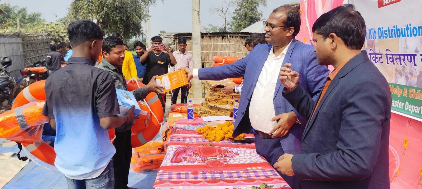 मलिनियां झंडा टोल में  आपदा बचाव किट का वितरण