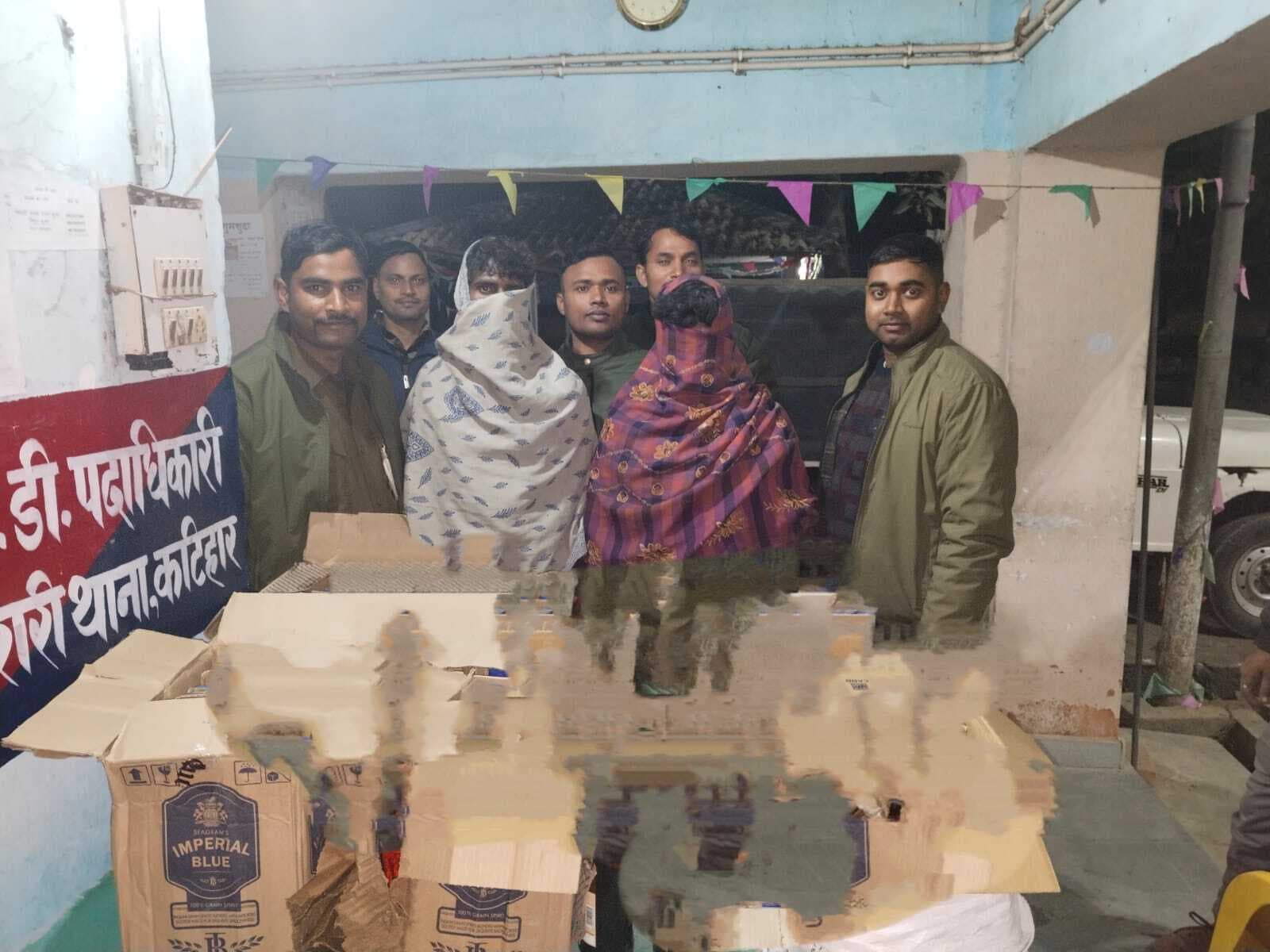 गंगा किनारे 141 लीटर विदेशी शराब के साथ दो तस्करों को पुलिस ने दबोचा