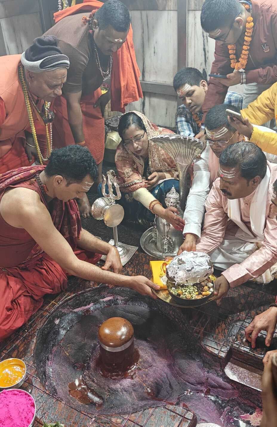 Lead News : बाबा फौजदारीनाथ का तिलकोत्सव देर रात संपन्नयजमान बने एसडीओ कौशल कुमार ने भोलनाथ को बारात लेकर आने का निमंत्रण दिया एसडीओ ने पारंपरिक तरीके से बाबा का तिलकोत्सव संपन्न कराया