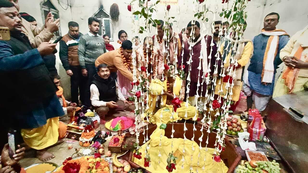 हर हर महादेव के साथ बाबा सिंहेश्वर नाथ का हुआ तिलक