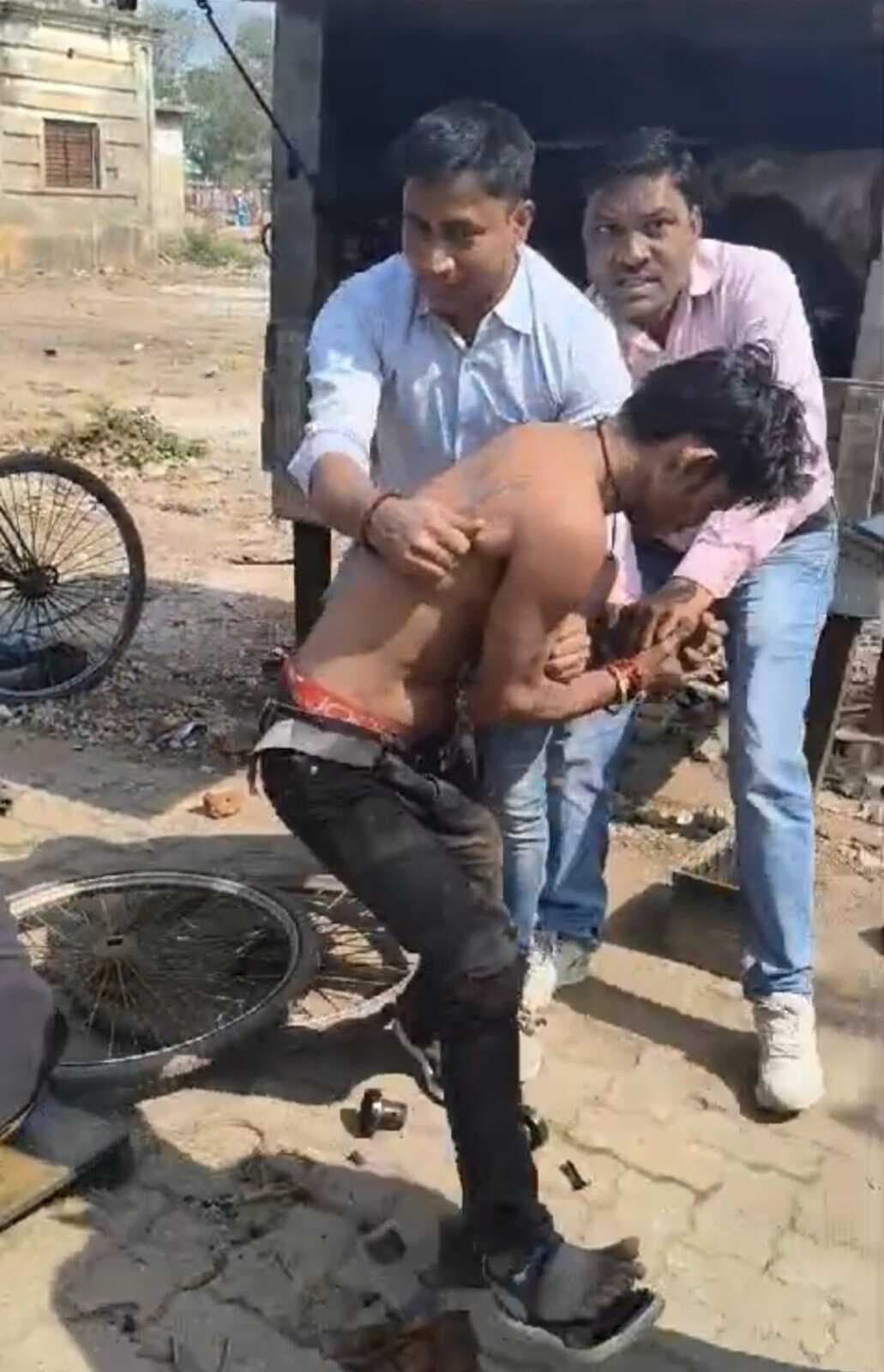 Deoghar news : मोबाइल छिनतई कर भागते युवक को बाइक दस्ते के पुलिसकर्मियों ने पकड़ा, वीडियो वायरल