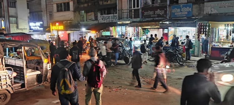 रात 11 बजे ही स्टेशन चौक की दुकानें बंद करवा देती है जमालपुर थाना की पुलिस