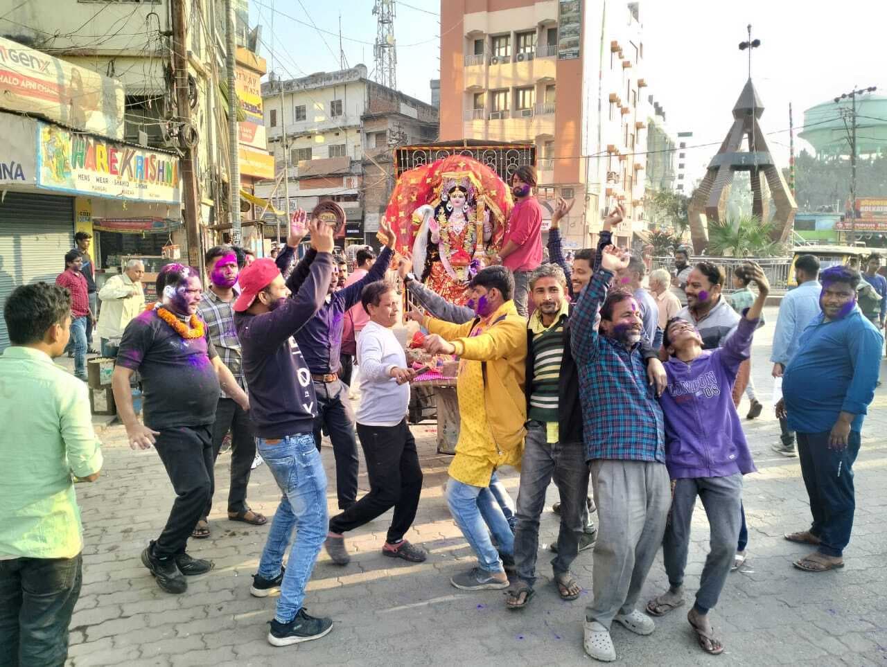 गाजे-बाजे के साथ मां शारदे को दी गयी विदाई