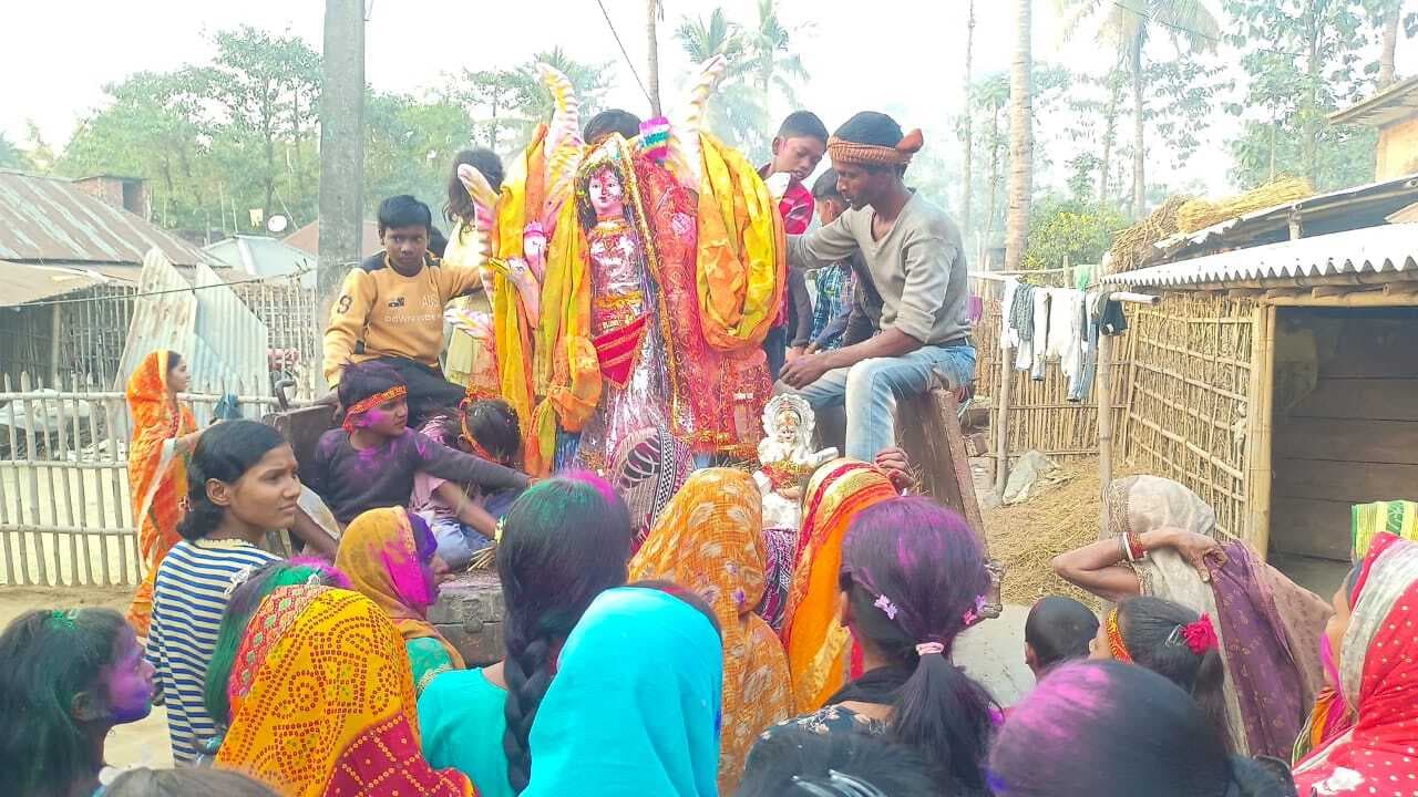 नम आंखों से दी गयी मां सरस्वती को विदाई