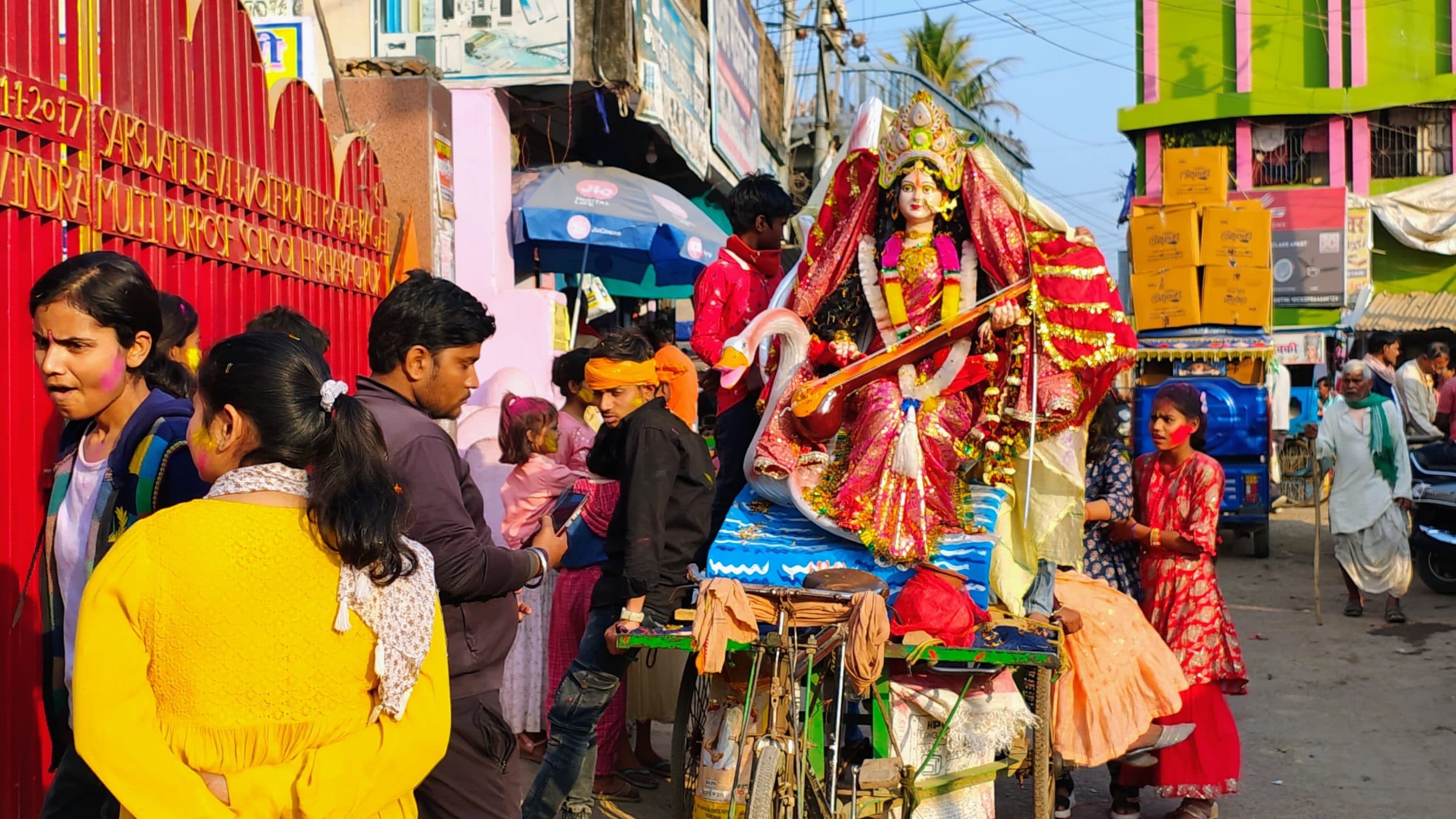 मां सरस्वती की प्रतिमाओं का विसर्जन प्रारंभ, नम आंखों से दी जा रही विदाई