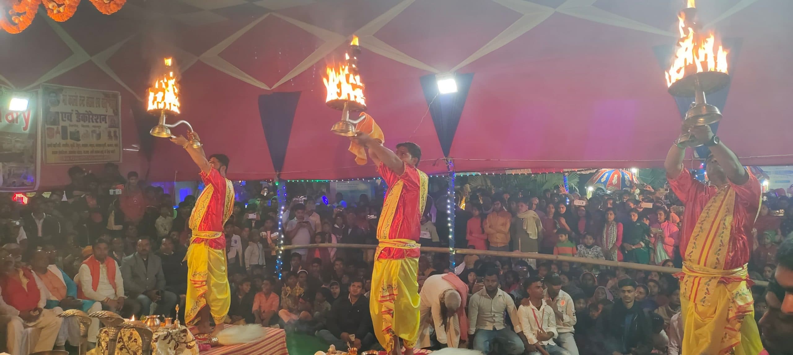 मां सरस्वती की भव्य महाआरती, श्रद्धालुओं की उमड़ी भीड़