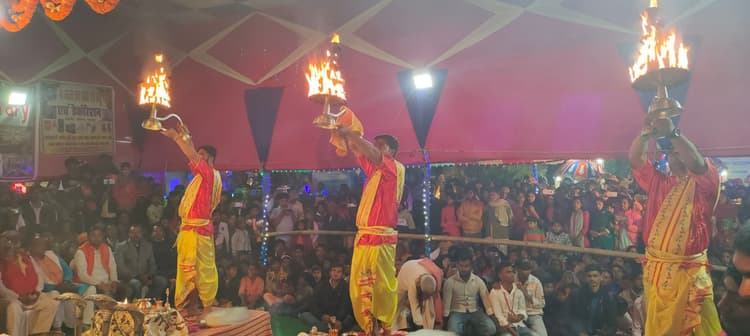 मां सरस्वती की भव्य महाआरती, श्रद्धालुओं की उमड़ी भीड़