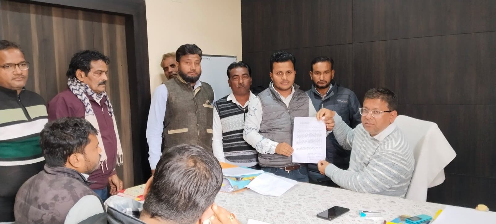 मुखिया ने आवास पर्यवेक्षक व पूर्व वार्ड सदस्य पर लगाया अवैध वसूली का आरोप