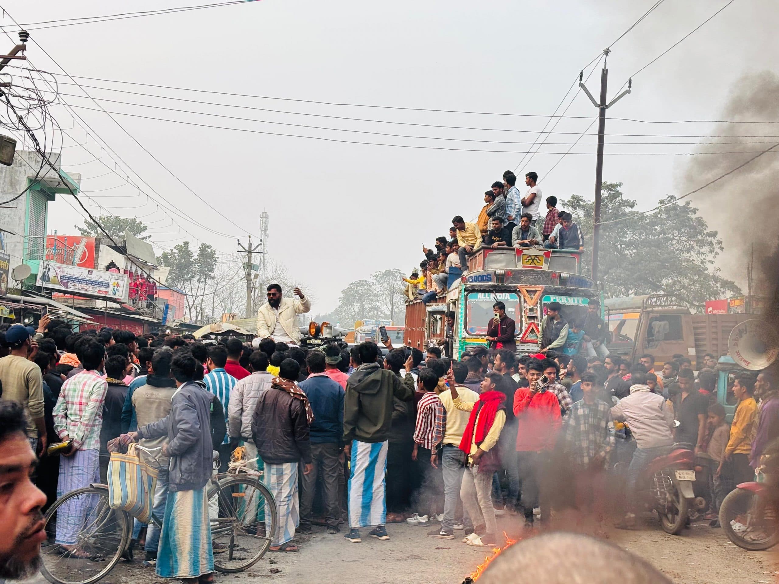 अवैध बालू खनन को ले किया सड़क जाम