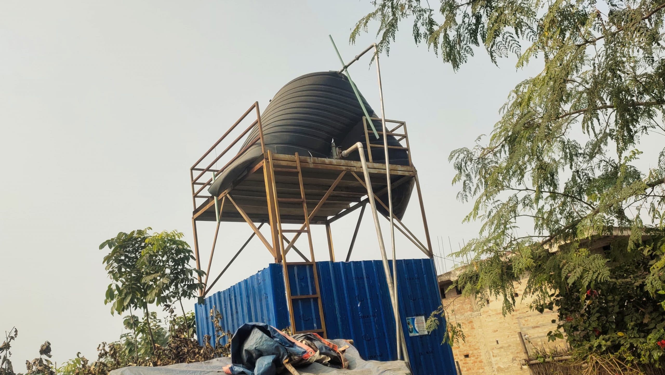 तीन माह से क्षतिग्रस्त है टंकी, पानी के लिए जद्दोजहद कर रहे आदिवासी