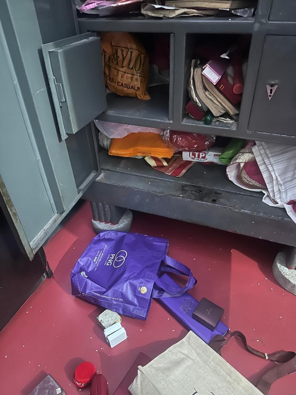 Deoghar news : सीसीटीवी कैमरे का तार काटा और 4.40 लाख के सोना-हीरा जेवरात चोरी कर भागा चोर