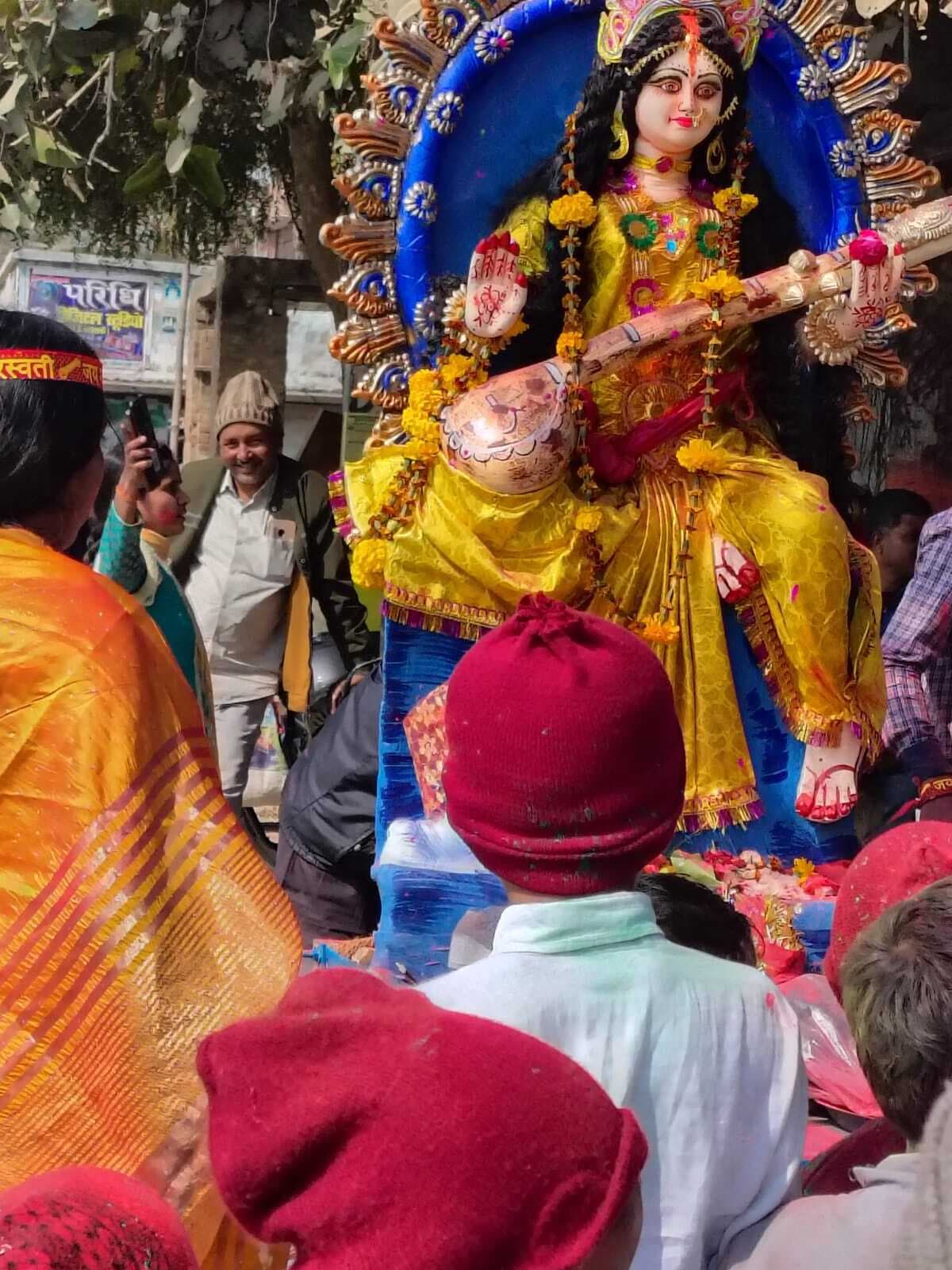 नम आंखों से मां सरस्वती को दी विदाई