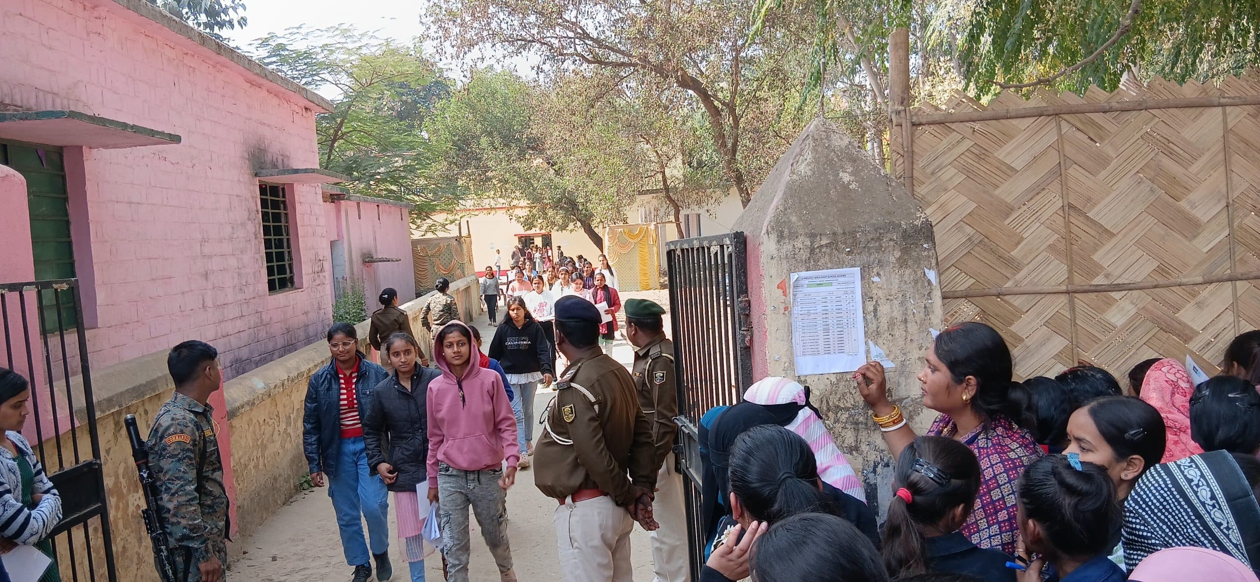 विलंब से आये परीक्षार्थी परीक्षा देने से रहे वंचित