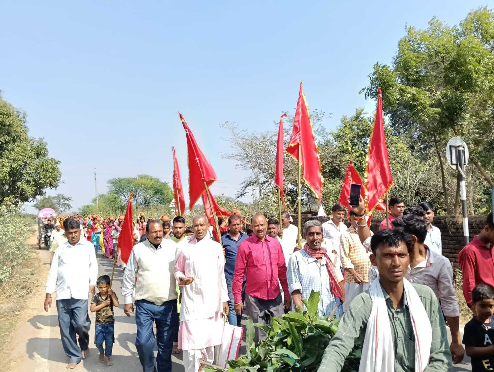 नौ दिवसीय महायज्ञ को लेकर निकाली गयी कलश शोभा यात्रा