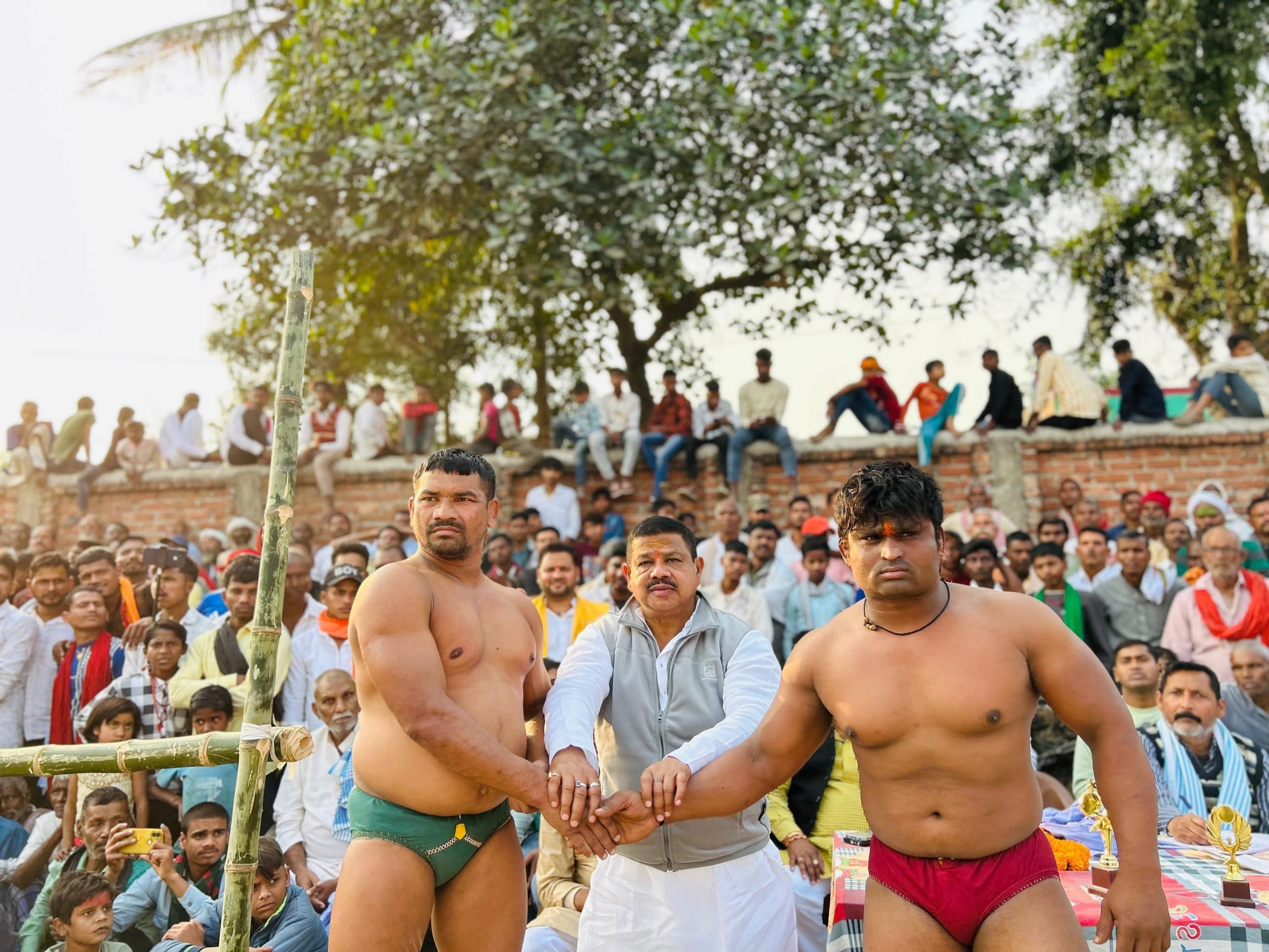 दंगल में पहलवानों ने आजमाये दांव पेंच