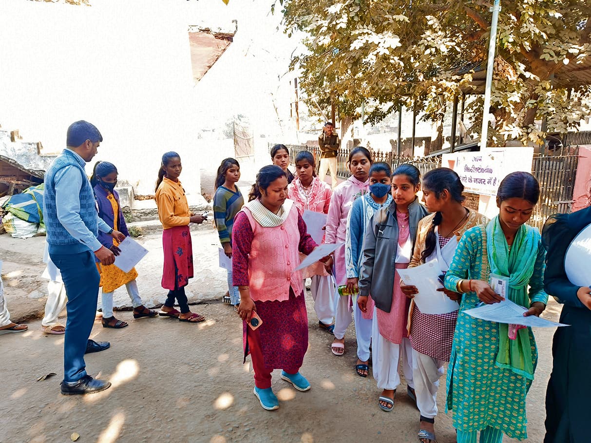 Buxar News: गणित के सवालों ने परीक्षार्थियों को किया परेशान