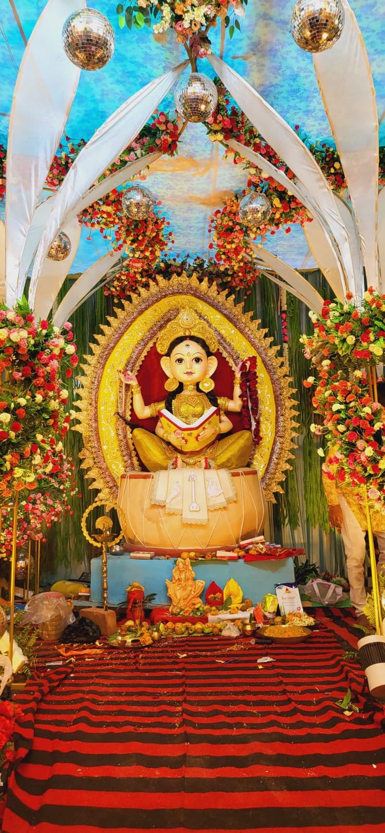 पूजा के लिए श्रद्धालुओं की उमड़ी भीड़