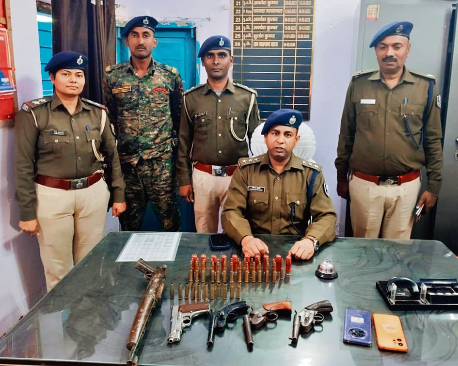 हथियारों के जखीरे के साथ दो अपराधी किये गये गिरफ्तार