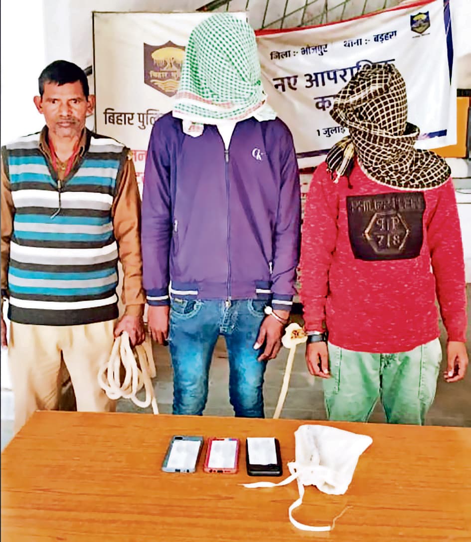 पुलिस ने एक कट्टा व तीन मोबाइल के साथ छिनतई करनेवाले दो बदमाशों को पकड़ा