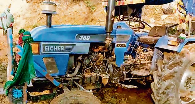 टहलने निकली दो महिलाओं को ट्रैक्टर ने रौंदा, एक की मौत