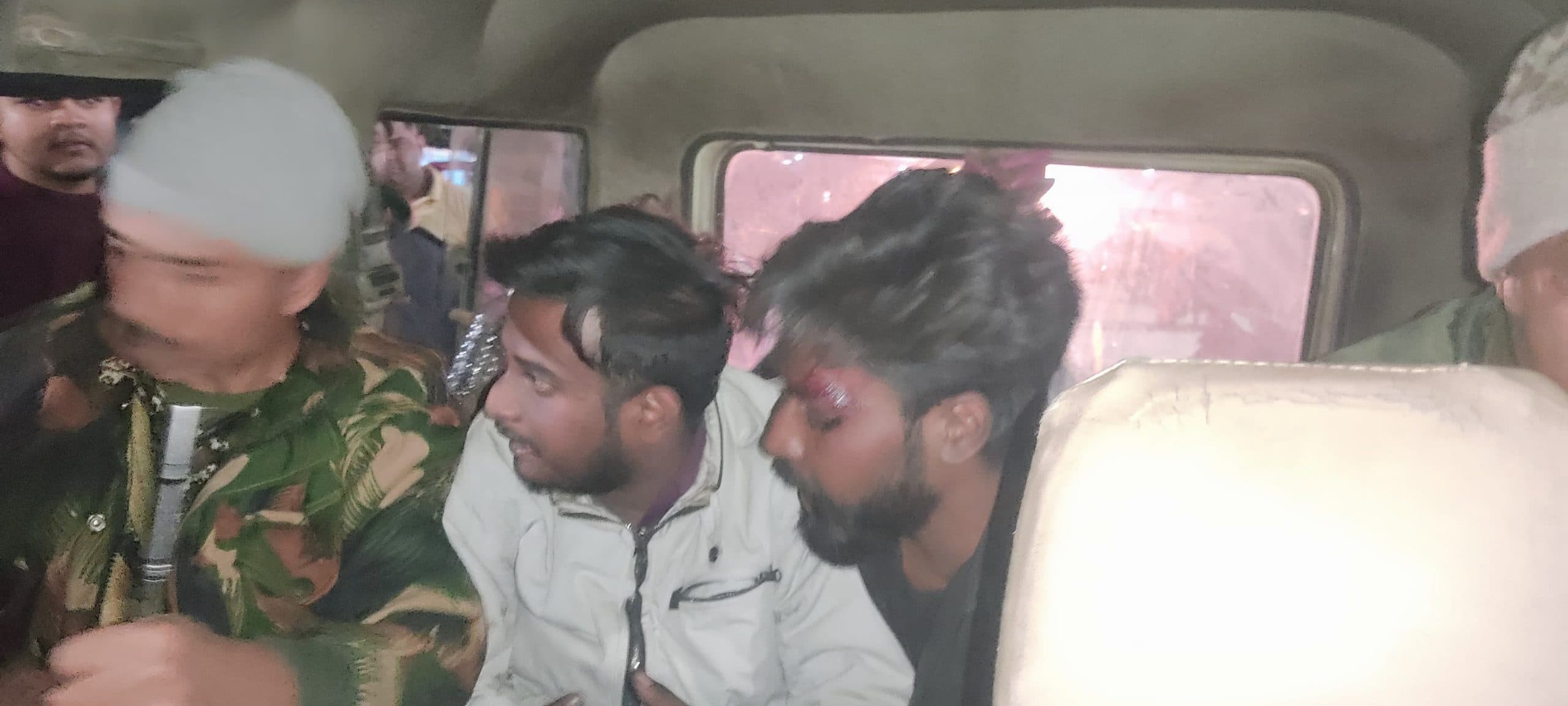 Deoghar News : मोबाइल छिनतई करते तीन युवकों को लोगों ने पुलिस को सौंपा, चकमा देकर एक भागा, तो हुई नारेबाजी